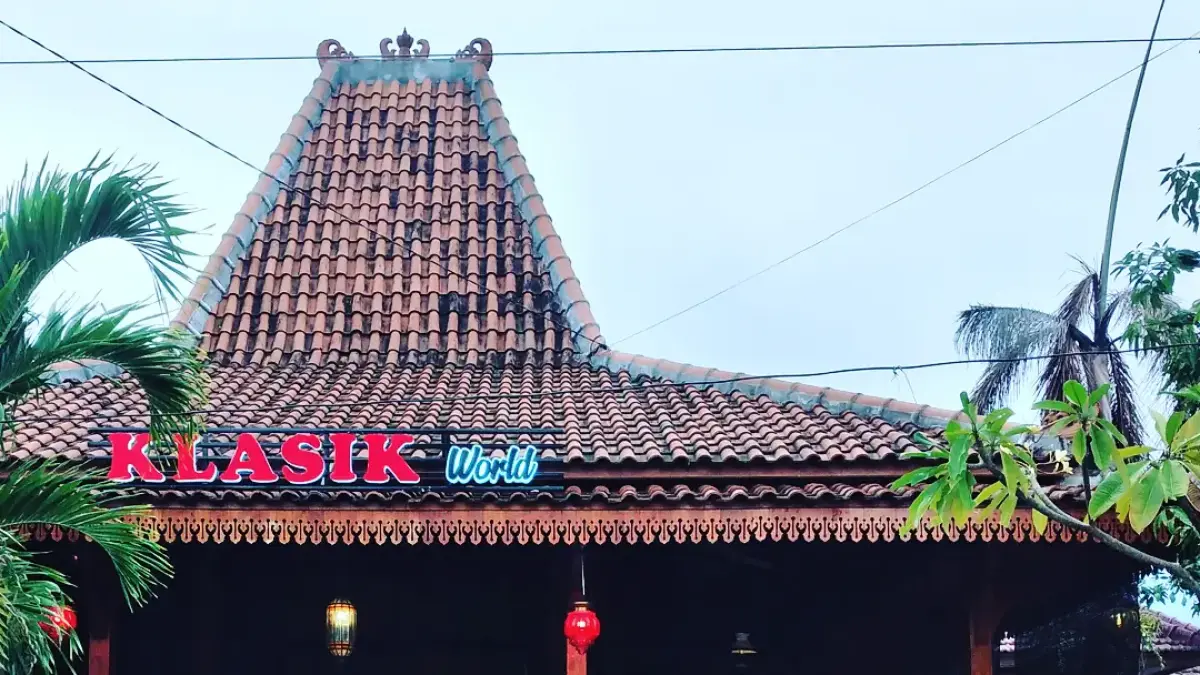 KONSEP JADUL: Fasad Klasik World dengan arsitektur rumah Joglo dan dekorasi motor antik di Mojokerto, menjadi daya tarik pengunjung untuk bersantai.