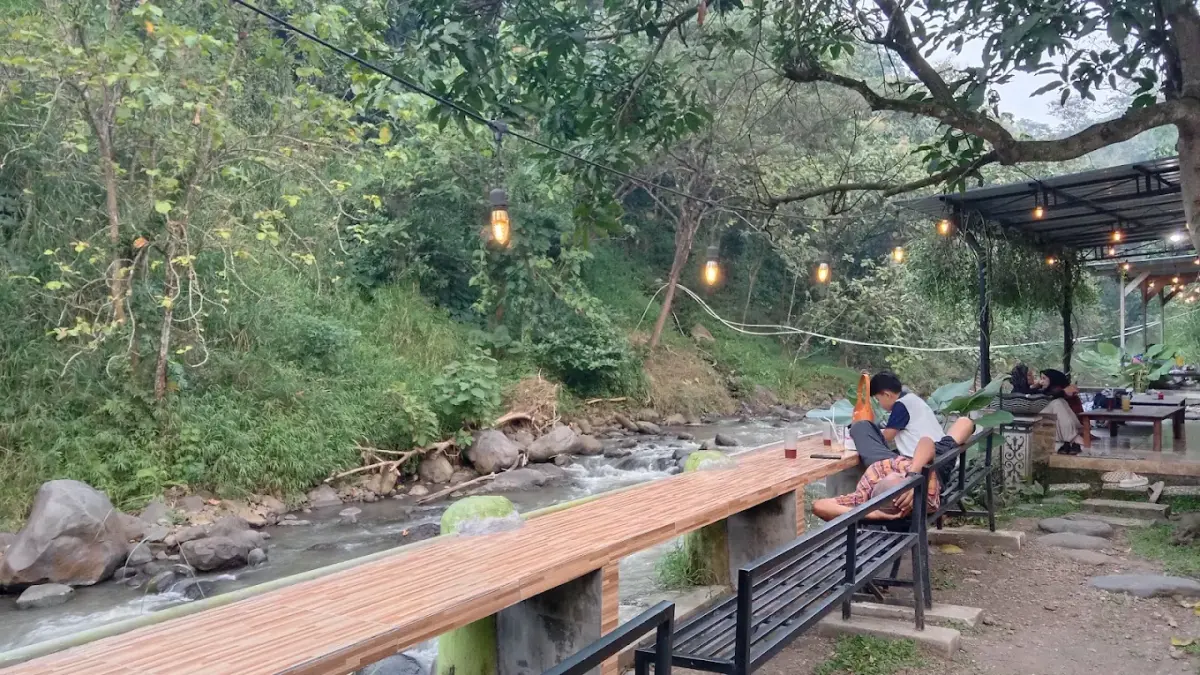 Lesehan Makmur Trawas, tempat kuliner keluarga di Trawas, lengkap dengan area bermain anak serta akses ke aliran sungai.