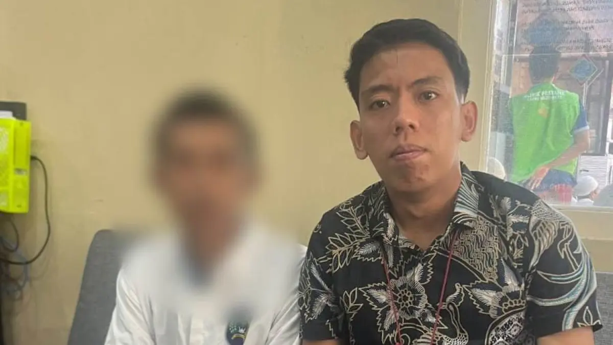 MENGAKU SALAH: Terdakwa rudapaksa gadis 16 tahun asal Dawarblandong, SAGP, bersama penasihat hukumnya, Roy Iqbal Askohar Putra, sebelum menjalani sidang di Pengadilan Negeri Mojokerto, 27 Juli lalu.