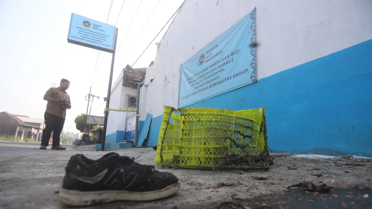 MENYISAKAN TRAUMA: Keranjang dan sepatu tercecer di luar gedung SPPG Medali pasca terjadi ledakan dan kebakaran pada Kamis (13/8) malam. (Sofan Kurniawan/JPRM)