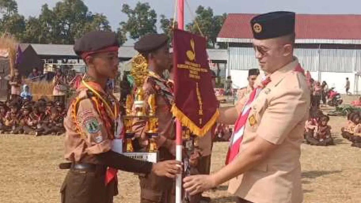  Apresiasi: Pembina Upacara secara resmi menutup rangkaian Jambore Ranting dan Lomba Tingkat II Kwarran Ngoro Tahun 2026. Harfendy Setiyapraja, S.STP., M.Si. secara langsung menyerahkan hadiah kepada para pemenang lomba.
