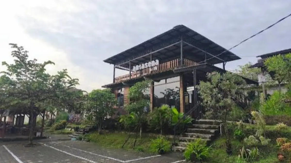 Tampak depan bangunan Antasena Kopi Trawas, Mojokerto yang berkonsep terbuka dan memiliki rooftop yang luas.