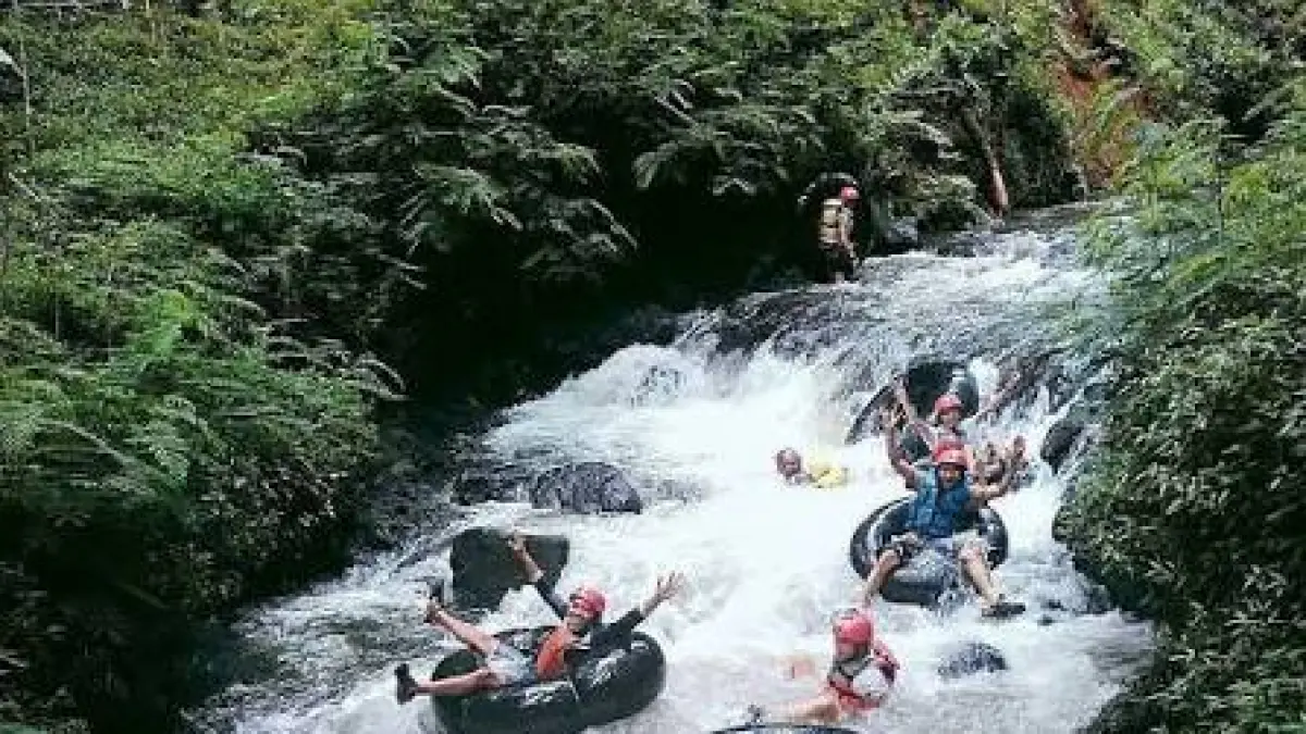 Water Tubing Pacet BC Lembah Njeruk Tawarkan Susur Sungai Seru Mulai Rp60 Ribu.