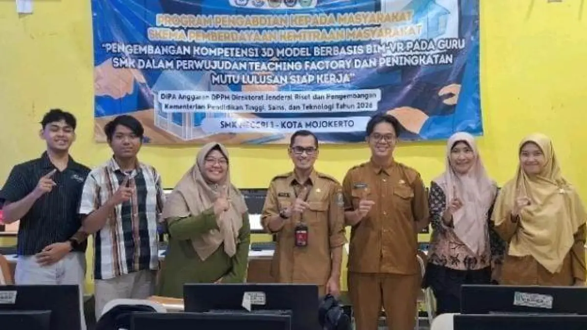 BERKOLABORASI: Tim pengabdian UNIM bersama pihak SMKN 1 Kota Mojokerto dalam kegiataan pemberdayaan masyarakat. (Indah JPRM)
