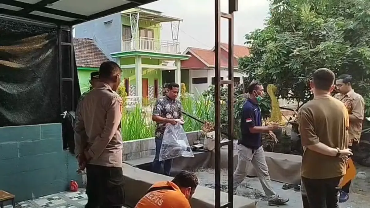DISELIDIKI: Tim Labfor dan Inafis Polda Jatim melakukan olah TKP ledakan disusul kebakaran di SPPG Mojokerto Puri Medali, Dusun/Desa Medali, Kecamatan Puri, Jumat (14/8). (Adi JPRM)