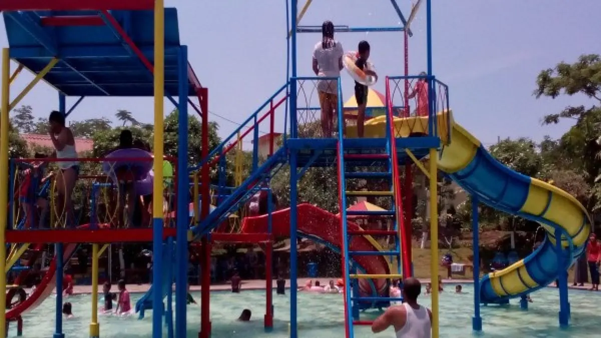 Keseruan pengunjung bermain air di Wisata Air Balekambang, Gondang, Mojokerto. Kolam renang dilengkapi water playground dan perosotan yang menjadi pilihan aktivitas keluarga.