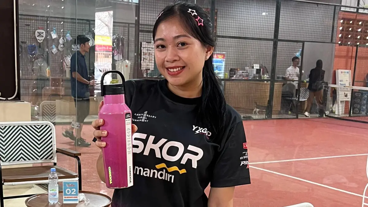 KOLEKSI: Safira Aulia Ramadhani menunjukkan tumbler koleksinya yang rutin dipakai beraktivitas. (Farisma JPRM)