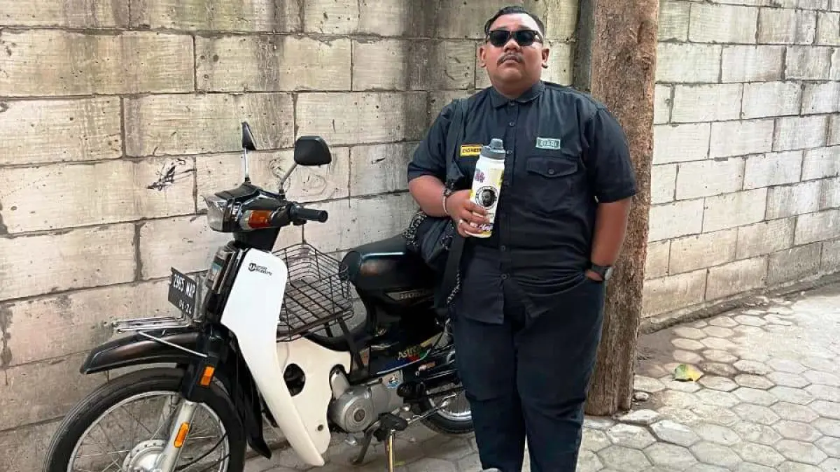 NGETREN: Aditya Dwi Laksono bersama koleksi tumbler miliknya.