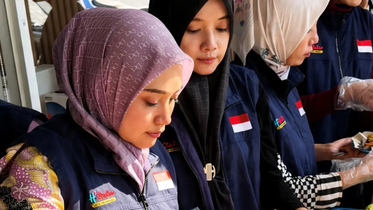 PEDULI: Squad Gerakan Jumat Berkah (GJB) sedang menyiapkan makanan untuk dibagikan gratis kepada masyarakat umum.