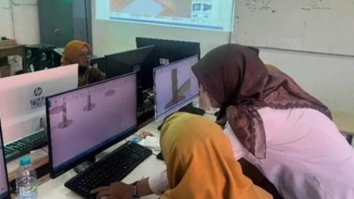 PELATIHAN: Tim pengabdian UNIM saat mendampingi pembuatan dan pengelolaan website kepada SMKN 1 Kota Mojokerto yang merupakan rangkaian dari kegiatan pemberdayaan masyarakat. 