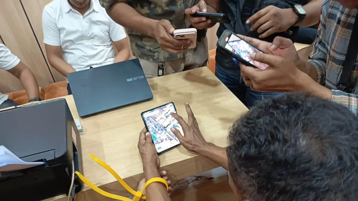SINDIKAT: Salah satu pelaku pembobol brankas, Muis Afandi Tuarita (MAT), memeragakan modus pencurian menggunakan aplikasi Google Maps di ruang penyidik Unit Resmob Satreskrim Polres Mojokerto, Rabu (12/8). (Rizal JPRM)