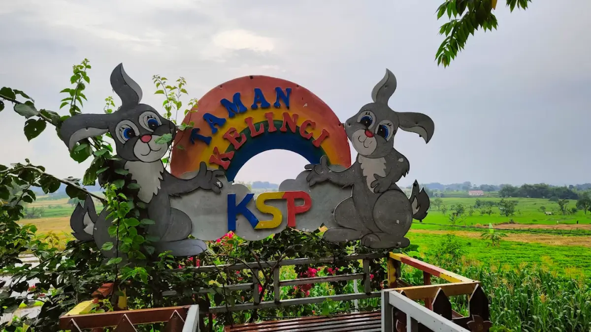 Taman Kelinci KSP Warugunung Pacet, Cukup bayar tiket Rp10 ribu untuk interaksi dengan kelinci dan foto estetik. 