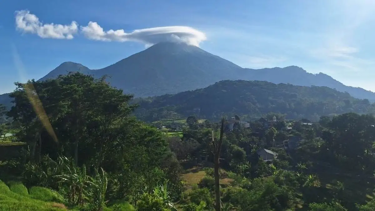 UPACARA DI ALAM BEBAS: Gunung Penanggungan dari Desa Selotapak, Kecamatan Trawas, Kabupaten Mojokerto. Besok (17/8), para pendaki akan menggelar upacara peringatan HUT ke-81 RI. (Adi JPRM)