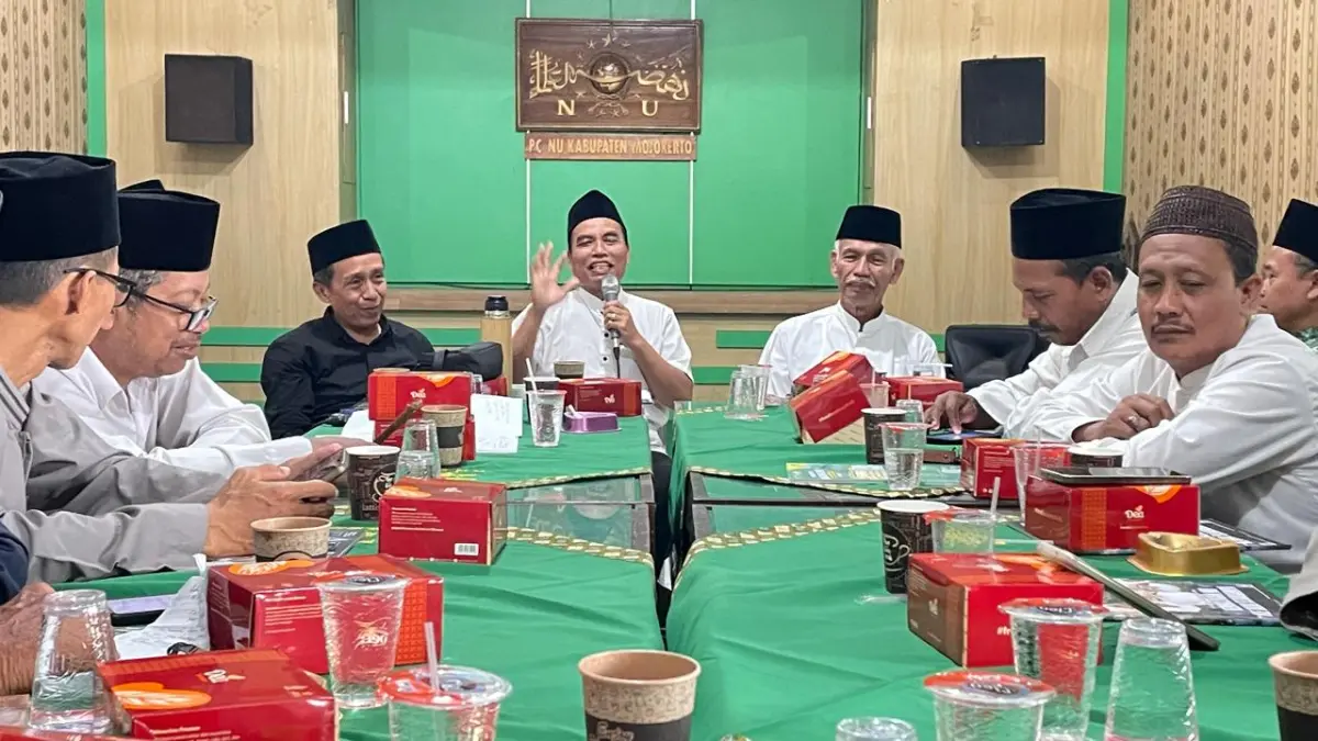 BERKHIDMAH: Ketua OC Relawan Muktamar ke-35 NU Khoirul Amin (tengah) didampingi Ketua Tanfidziyah PCNU Kabupaten Mojokerto H Abdul Muchid (kanan) memimpin rakor bersama 18 pengurus MWCNU, di kantor PCNU Kabupaten Mojokerto, Jumat (14/8). (Chariris JPRM)