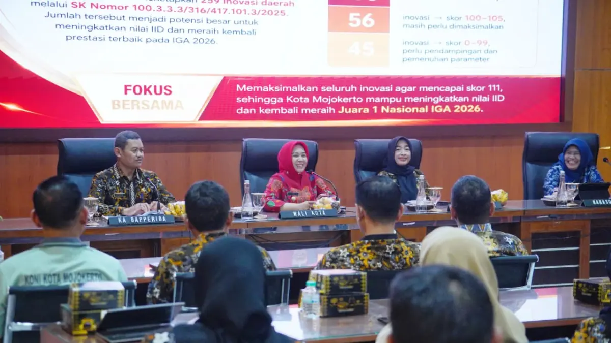 HARUS BERDAMPAK: Wali Kota Mojokerto Ika Puspitasari memberi paparan dalam Monitoring dan Evaluasi Pengisian Indeks Inovasi Daerah IGA tahun 2026 di Bapperida Kota Mojokerto, Kamis (13/8). (dok Pemkot for JPRM)