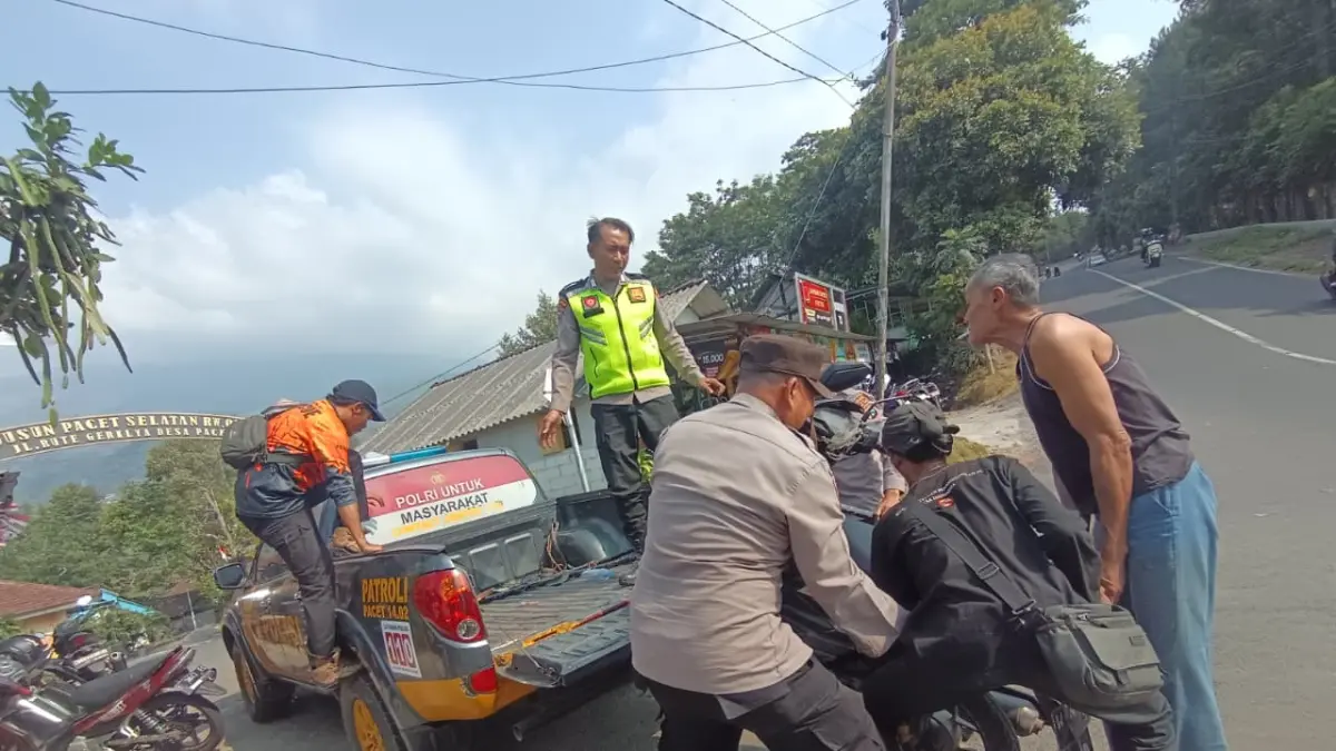 JALUR EKSTREM: Petugas dari Polsek Pacet mengevakuasi kendaraan yang terlibat kecelakaan akibat rem blong di tikungan Gotekan, Dusun Pacet Selatan, Desa/Kecamatan Pacet, Kabupaten Mojokerto, Minggu (16/8). (Rizal JPRM)
