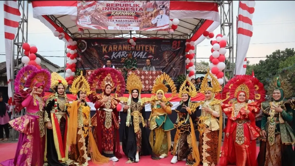 KEBANGGAAN BUDAYA: Kepala Desa Karangkuten Novi Prihatiningrum mengenakan kostum Tribhuwana Tunggadewi saat memimpin barisan karnaval dalam kegiatan Karangkuten Karnival 2026, Jumat (14/8). (Indah JPRM)