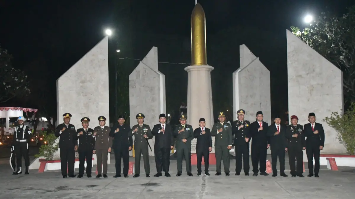 KHIDMAT: Bupati Muhammad Albarraa dan Wabup Muhammad Rizal Octavian bersama forkopimda mengikuti AKRS di Taman Makam Pahlawan (TMP) Gajah Mada, Kota Mojokerto, Sabtu (15/8) malam. (Dori JPRM)