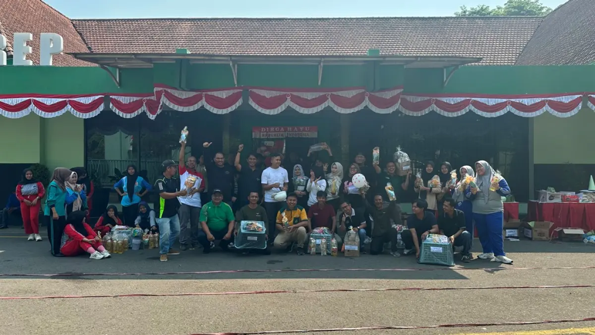 KOMPAK: Manajemen, staf, karyawan operasional, hingga siswa dan mahasiswa magang mendapat hadiah usai mengikuti perlombaan di lingkungan PG Gempolkrep, Jumat (14/8). (Dori JPRM)