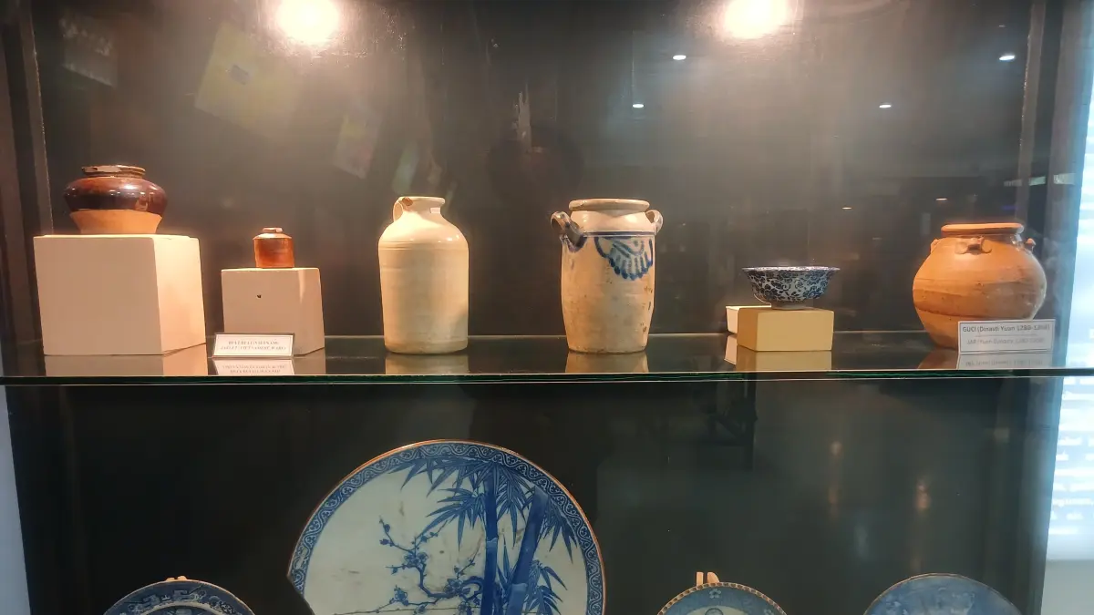KUNO: Keramik asing koleksi Museum Majapahit, Desa/Kecamatan Trowulan, Kabupaten Mojokerto, dari masa Kerajaan Majapahit. Temuan ini menjadi petunjuk peradaban di Wilwatikta yang sudah berlangsung lama. (Adi JPRM)