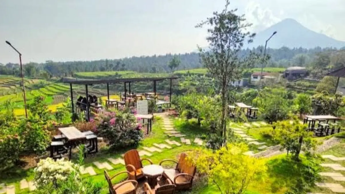 Menikmati pemandangan alam yang indah dari area taman Sekar Cafe & Eatery Pacet, salah satu kafe di Pacet Mojokerto yang wajib untuk dikunjungi.