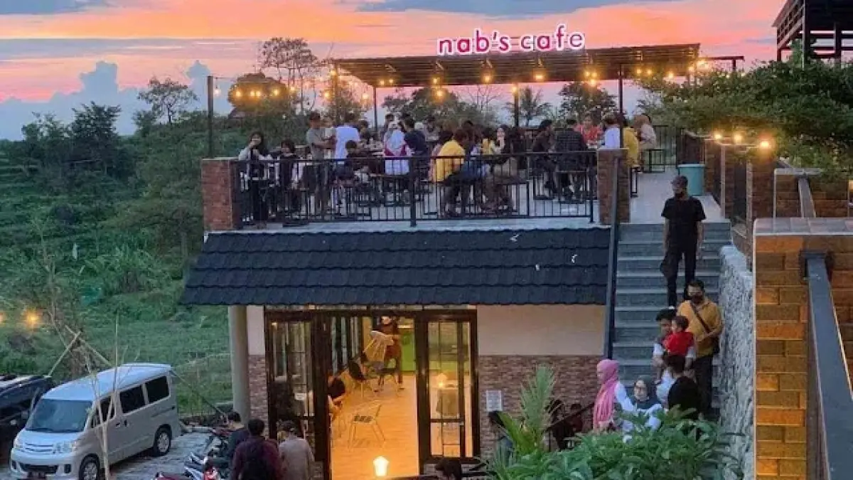 Nabs Cafe Pacet menawarkan suasana nongkrong santai dengan area outdoor dan pemandangan alam yang terlihat dari ketinggian.
