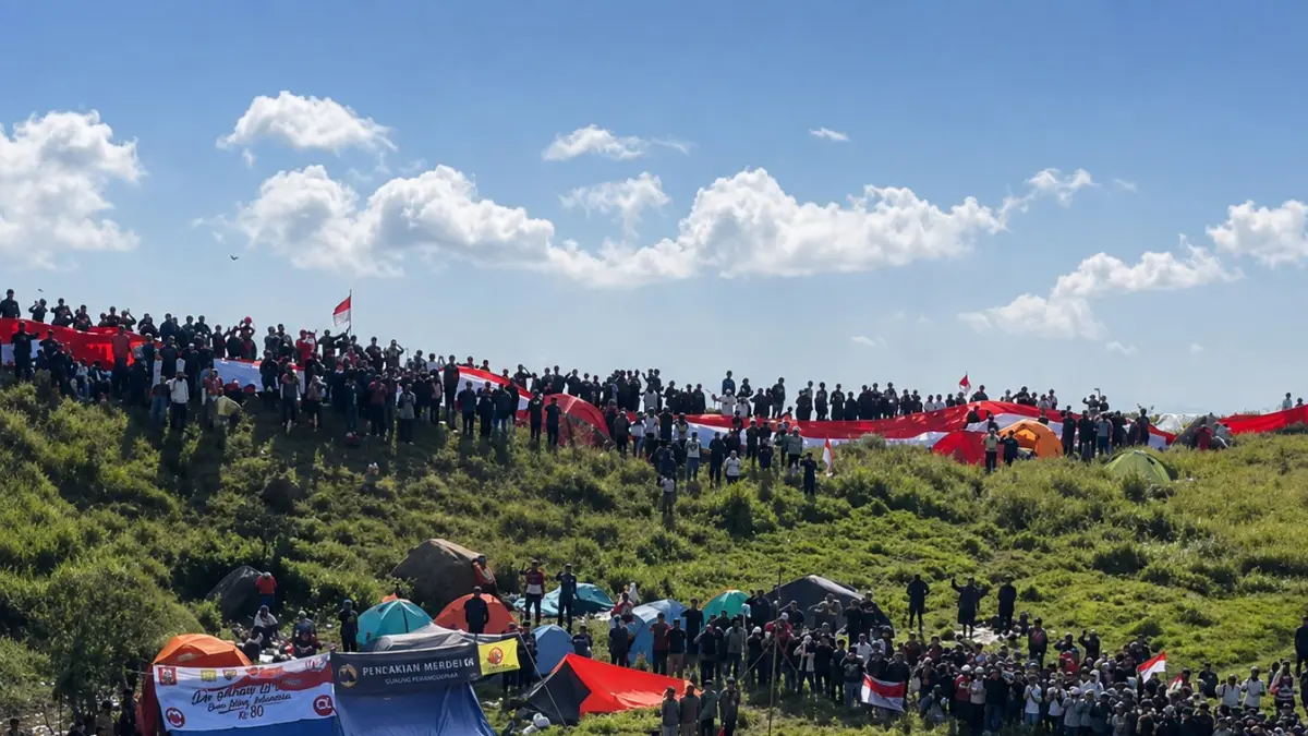 Ribuan pendaki mengikuti upacara bendera HUT ke-81 RI di puncak Gunung Penanggungan sekaligus membentangkan Merah Putih mengelilingi kawasan puncak.