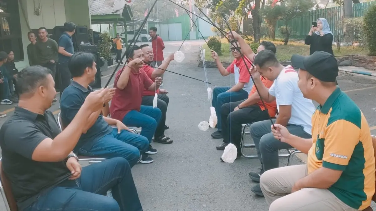 SEMARAK: Manajemen, staf, karyawan operasional, hingga siswa dan mahasiswa magang meriahkan semarak HUT ke-81 Kemerdekaan RI dan HUT ke-5 SGN dengan perlombaan tradisional khas Agustusan, di lingkungan pabrik PG Gempolkrep, Jumat (14/8). (Dori JPRM)