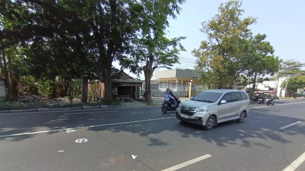TELAN KORBAN:&nbsp;Serpihan material akibat kecelakaan maut di Jalan Pemuda, Desa Randubango, Kecamatan Mojosari, Kabupaten Mojokerto yang berserakan di TKP, Minggu (16/8). (Rizal JPRM)