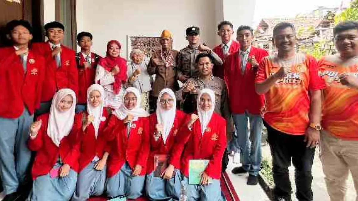 TIMBA WAWASAN: Siswa SMAN 1 Pacet difampingi jajaran polsek Pacet saat beranjangsana ke kediaman salah satu veteran, Sabtu (15/8) lalu. (Indah JPRM) 