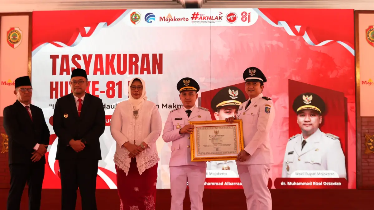 APRESIASI: Bupati Mojokerto Muhammad Albarraa didampingi Wabup M. Rizal Octavian, Sekdakab teguh Gunarko, dan Kepala Bapenda Nurul Istiqomah memberikan pengharnaan kepada kepala desa yang berhasil melunasi PBB-P2 saat Resepsi Peringatan HUT ke-81 Kemerdekaan RI di Pendapa Graha Majatama, Senin (17/8). (Dori JPRM)