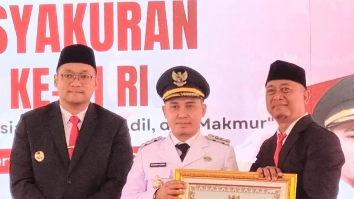 APRESIASI: Pj Kepala Desa Gempolkerep Farid Kurnia Setiawan menerima penghargaan dari Bupati Mojokerto Muhammad Albarraa usai upacara peringatan HUT ke-81 Kemerdekaan RI, di Pendapa Graha Majatama, Pemkab Mojokerto, Senin (17/8).