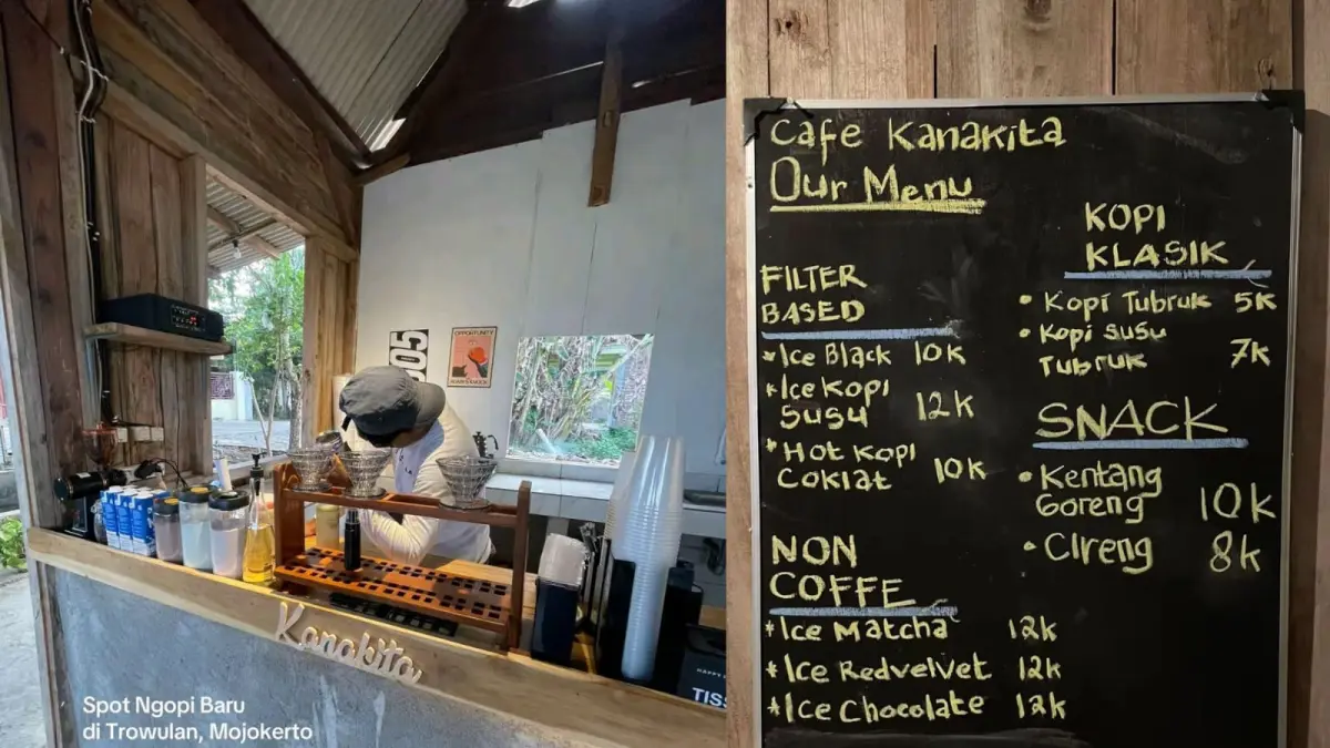 Bar Kanakita Coffee di Jalan Dewi Sri, Sentorejo, Trowulan, Mojokerto, menampilkan beragam pilihan menu kopi, minuman nonkopi, dan camilan dengan harga mulai Rp5 ribu.