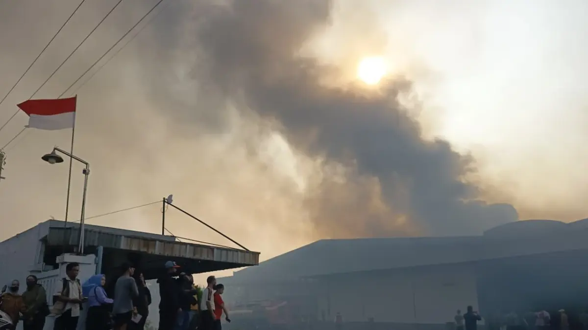 BERKOBAR: Petugas gabungan damkar berupaya menjinakkan api yang membakar pabrik mi kering Dusun Glatik, Desa Watesnegoro, Kecamatan Ngoro, Kabupaten Mojokerto, Selasa (18/8) pagi.&nbsp; (Rizal JPRM)