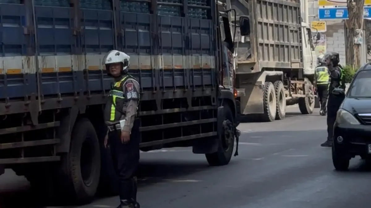 DITINDAK: Petugas gabungan dari Satlantas Polres Mojokerto dan DPRKP2 Kabupaten Mojokerto saat melakukan razia kendaraan angkutan barang yang melanggar rambu larangan melintas di Jalan Brawijaya, Kecematan Pungging, Selasa (18/8). (Rizal JPRM)