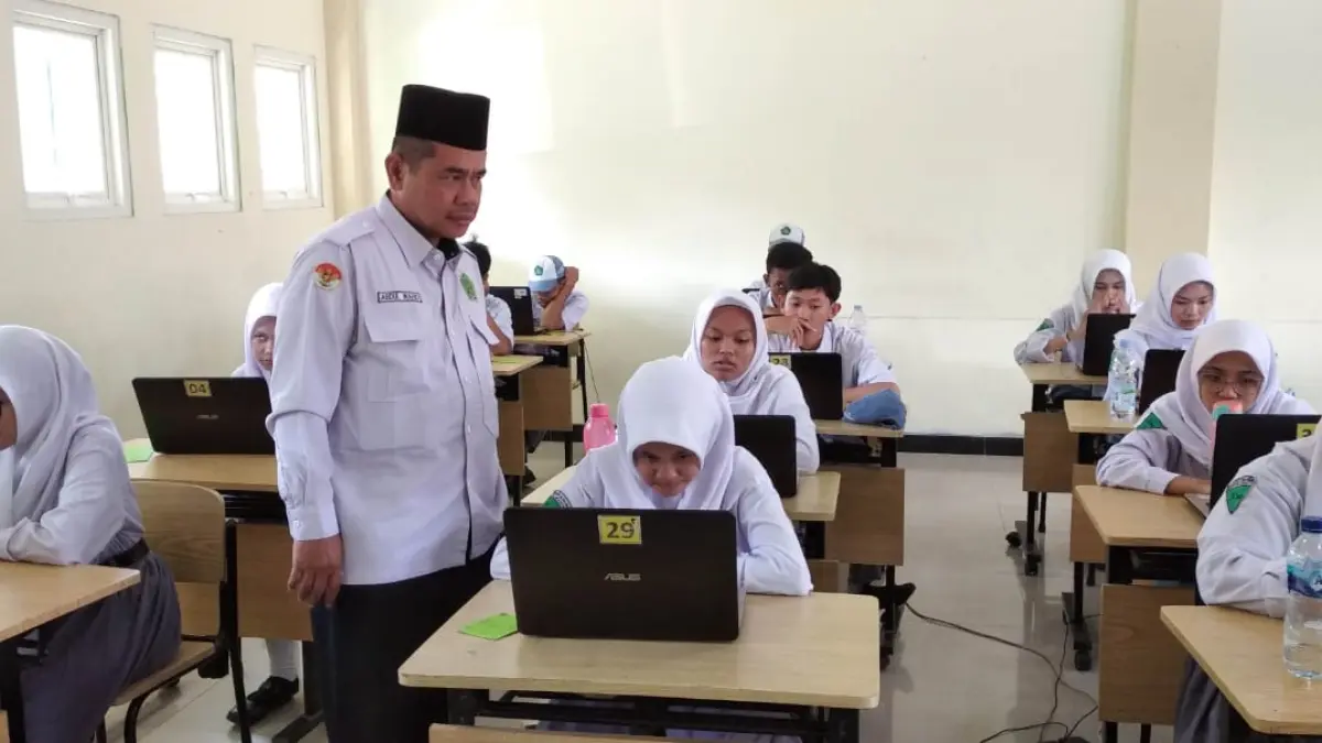 FOKUS: Para siswa SMAN di Kota Mojokerto saat mengerjakan TKA beberapa waktu lalu. Tahun ini, madrasah di bawah naungan Kemenag mulai melakukan pendataan siswa calon peserta. &nbsp;
