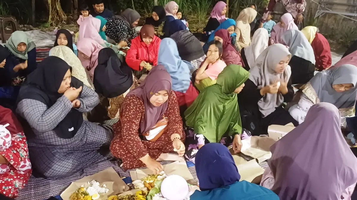 GUYUB: Warga Wero Desa Tamiajeng sedang menyantap hidangan bersama di acara malam tasyakuran.