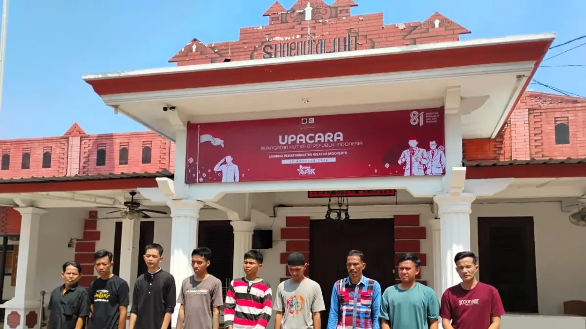 HIRUP UDARA BEBAS: Sembilan orang napi yang diganjar remisi langsung bebas melakukan sujud syukur di halaman Lapas Kelas II-B Mojokerto, Senin (17/8).