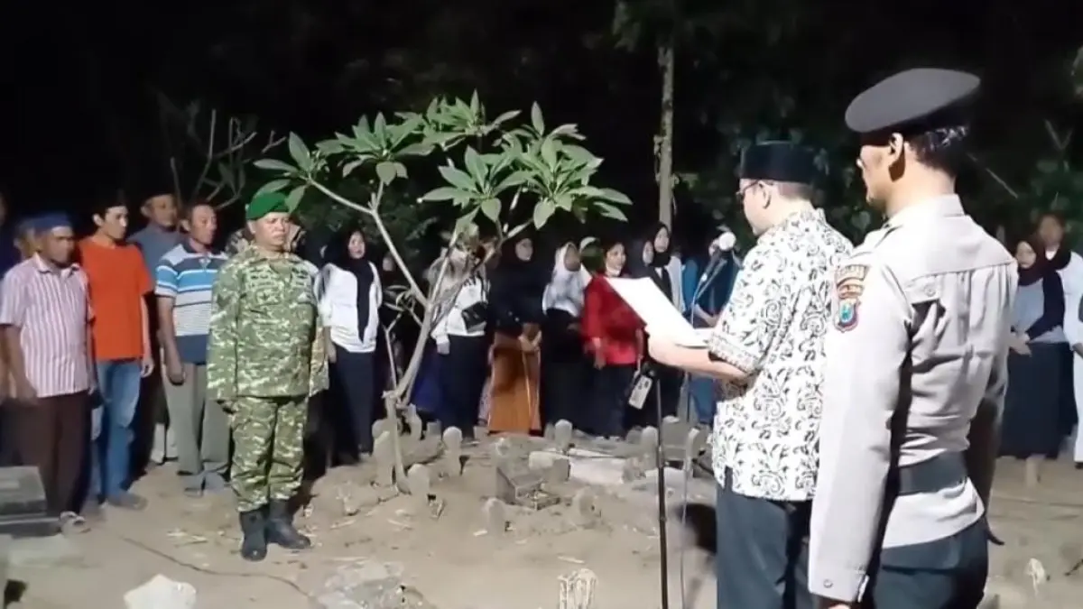 JADI TELADAN: Kepala Desa Sumbertanggul Candra Pambudi memimpin Apel dan Renungan Suci Peringati HUT ke-81 Kemerdekaan RI di makam para pejuang, Sabtu (16/9).