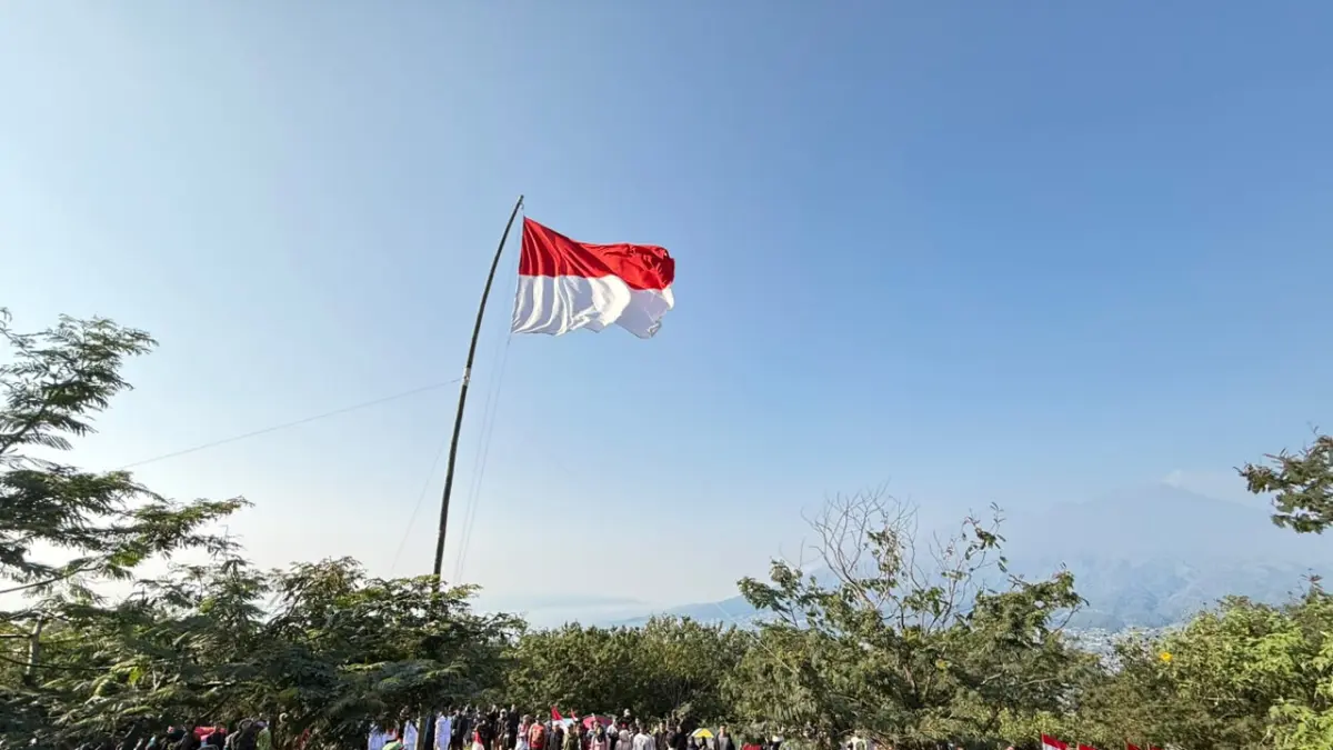 KHIDMAT: Upacara peringatan HUT ke-81 Kemerdekaan RI yang digelar di Bukit Krapyak, Desa Padusan, Kecamatan Pacet, Senin (17/8).