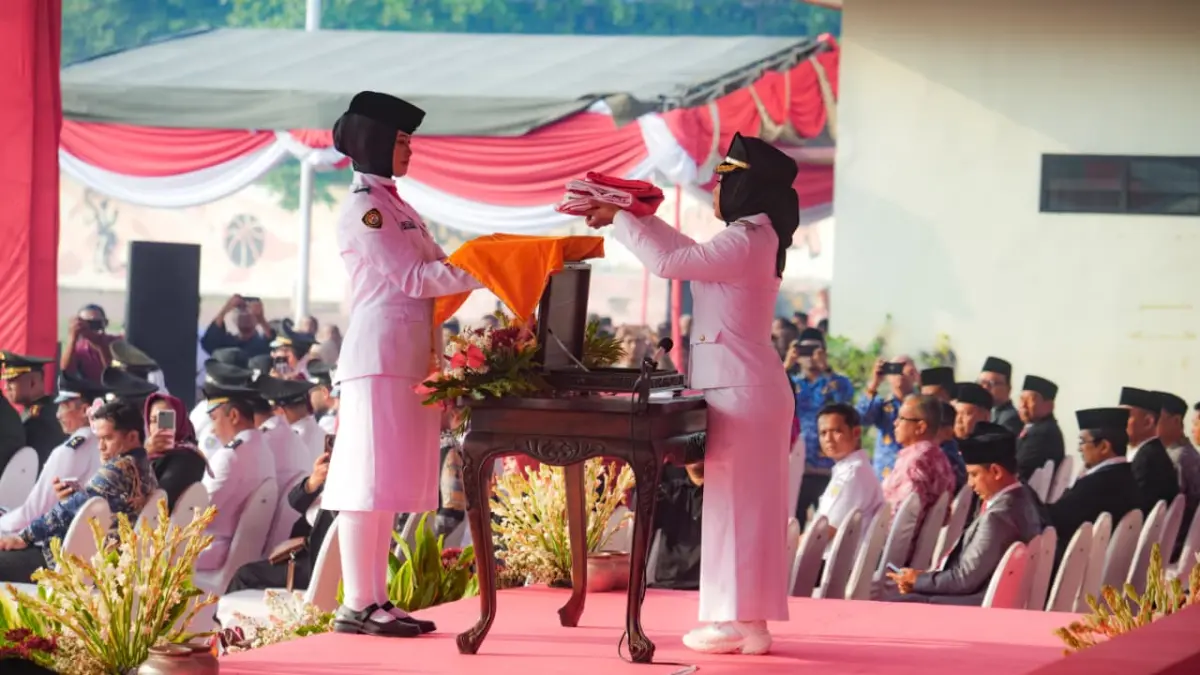 KHIDMAT: Wali Kota Mojokerto Ika Puspitasari memimpin upacara peringatan HUT ke-81 Kemerdekaan RI di lapangan Gelora Ahmad Yani, Senin (17/8).