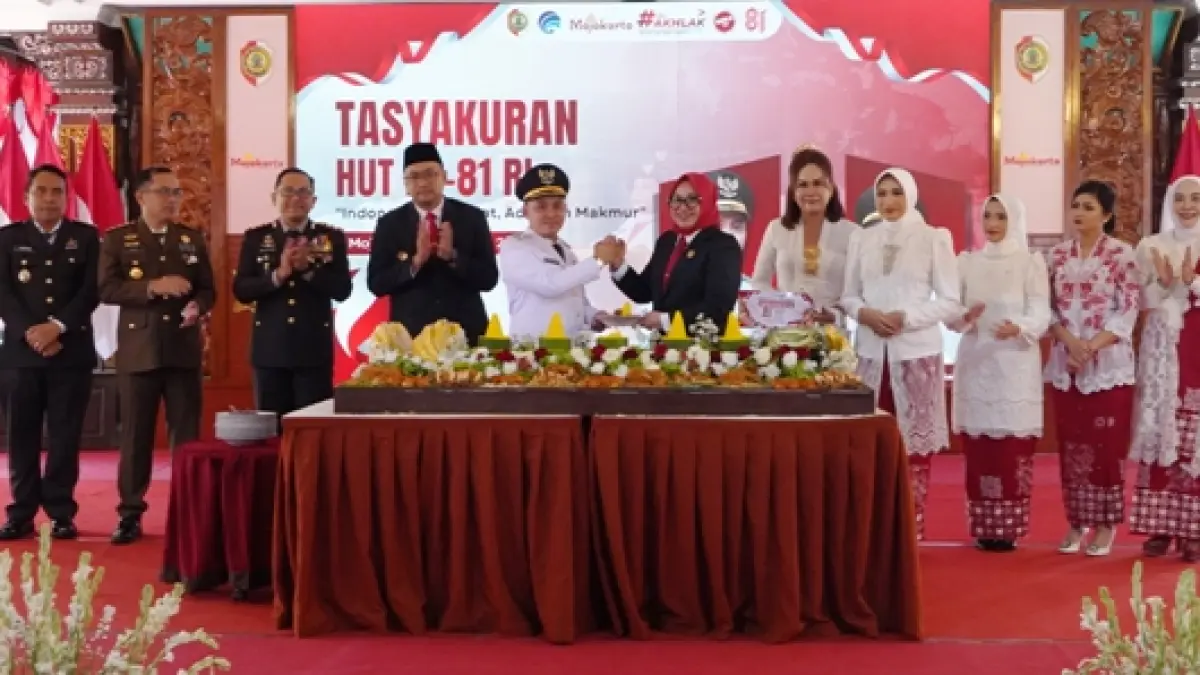 KOLABORASI: Bupati Muhammad Albarraa memberikan potongan tumpeng kepada Ketua DPRD Ayni Zuroh dalam resepsi kenegaraan di Pendapa Graha Majatama Pemkab Mojokerto, Senin (17/8).