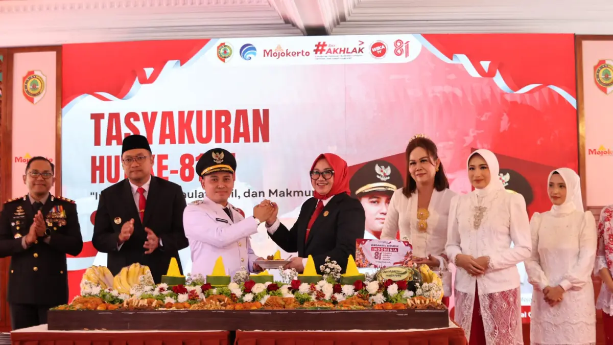 KOLABORASI: Bupati Muhammad Albarraa memberikan potongan tumpeng kepada Ketua DPRD Ayni Zuroh dalam resepsi kenegaraan di Pendapa Graha Majatama Pemkab Mojokerto, Senin&nbsp; (17/8).