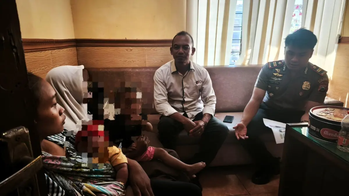 MERESAHKAN: ES saat menjalani mediasi kasus pencurian buku tulis dan tas di Mapolsek Kemlagi, Juli lalu.  (dok JPRM)