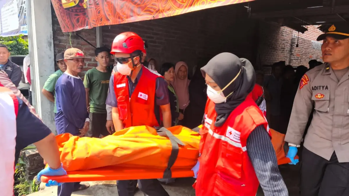 NAHAS: Petugas mengevakuasi jasad korban ke kamar jenazah RSUD dr Wahidin Sudiro Husodo Kota Mojokerto, Selasa (18/8). (Martda JPRM)