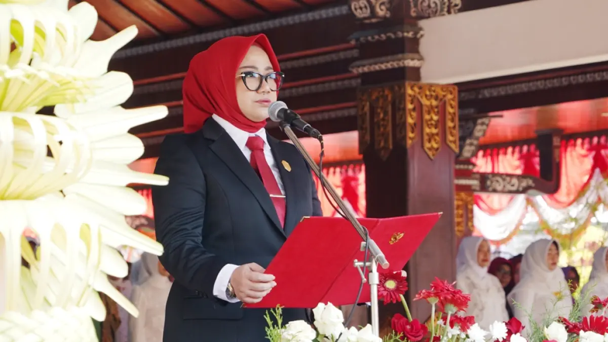 PARIPURNA: Ketua DPRD Kabupaten Mojokerto Ayni Zuroh membacakan teks proklamasi saat upacara memperingati HUT ke-81 Kemerdekaan RI di halaman kantor Pemkab Mojokerto, Senin (17/8).