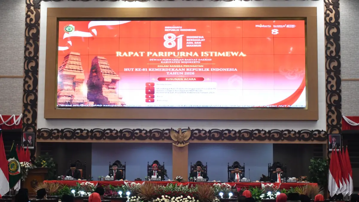 RAPAT ISTIMEWA: Ketua DPRD Kabupaten Mojokerto Ayni Zuroh didampingi Wakil Ketua DPRD Khoirul Amin, Hartono, dan Winajat pimpin rapat paripurna istimewa dalam peringatan HUT ke-81 Kemerdekaan RI, Jumat (14/8).