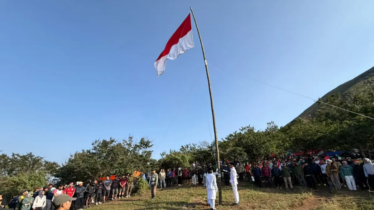 SAKRAL: Prosesi upacara HUT ke-81 Kemerdekaan RI yang digelar lintas komunitas dan berbagai instansi dengan mengibarkan bendera dan membentangkan Sang Saka Merah Putih sepanjang 1.500 meter di puncak Gunung Penanggungan, Senin (17/8).
