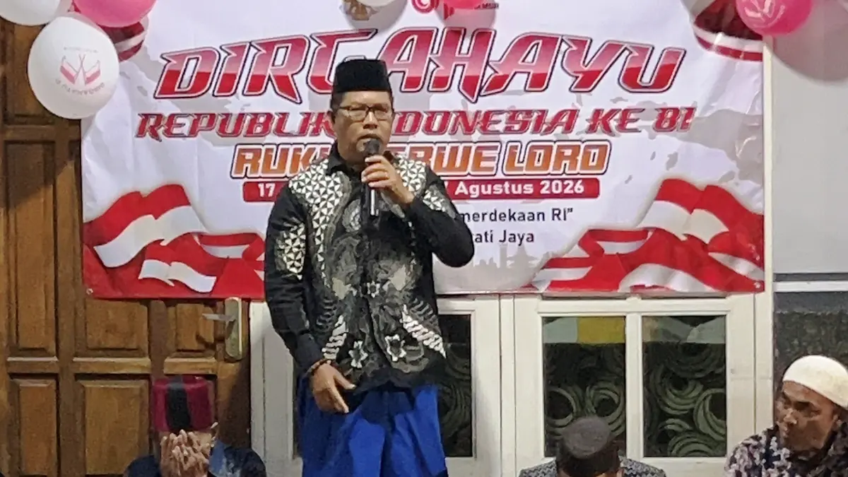 SAMBUTAN: Sambutan Ketua RW 02 (Wero), Lestari dalam acara malam Tasyakuran Hari Kemerdekaan RI ke-81 tahun.
