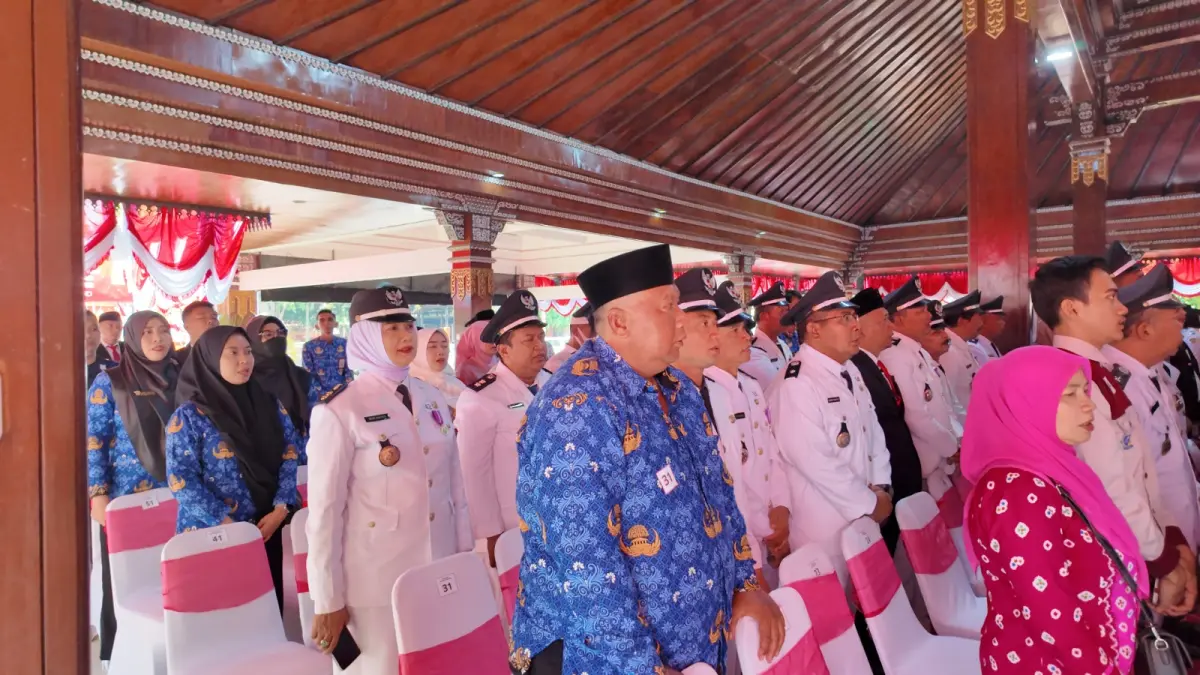 SEMRINGAH: Para kepala desa penerima penghargaan dari Bupati Muhammad Albarraa menunggu giliran dipanggil saat Resepsi Peringatan HUT ke-81 Kemerdekaan RI di Pendapa Graha Majatama, Senin (17/8).